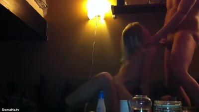 Loira bêbada é fodida por dois