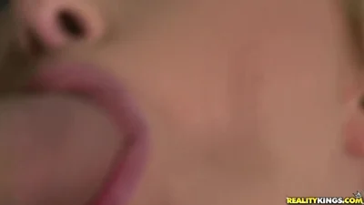 Troia magra in calze viene scopata da due uomini — screenshot 
