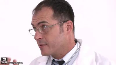 Transou com um médico e uma paciente — captura 
