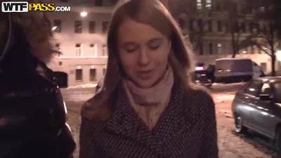 Hanno ingannato una ragazza per farla fare sesso in bagno — screenshot 