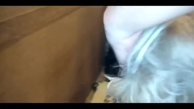 Femme mûre lèche les testicules du meilleur ami de son mari et reçoit une éjaculation massive. — capture 