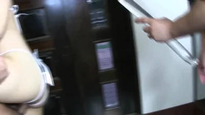 Giovane donna asiatica viene scopata da uomini più anziani — screenshot 
