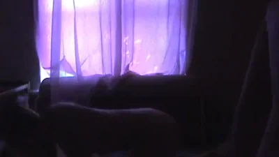 Loira magra é fodida por dois homens. — captura 