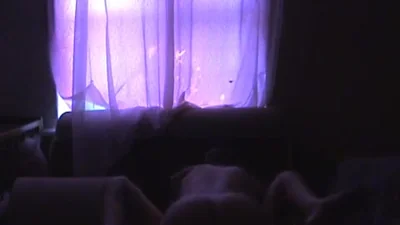 Loira magra é fodida por dois homens. — captura 