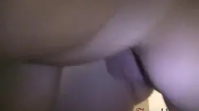 Due ragazzi massaggiano una donna matura — screenshot 