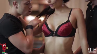 Dopo una bevuta, due ragazzi si scopano una sgualdrina magra. — screenshot 