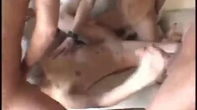 Amici aiutano lo sposo a scopare la sposa in un gangbang — screenshot 