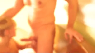 Bionda fa piacere a suo marito e al suo amico — screenshot 