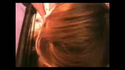 Sesso retrò in cui due uomini scopano una donna — screenshot 