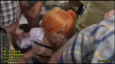Vari video porno con giovani donne giapponesi con parrucche colorate.