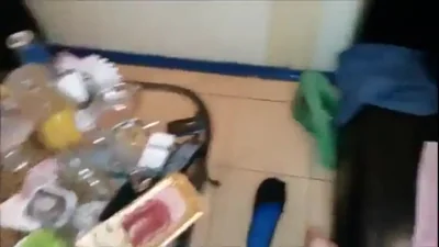 Homem e seu amigo transam com a esposa dele em uma sauna — captura 