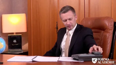 Morena inteligente superó su entrevista de trabajo entregándose a sus jefes por todos sus agujeros — captura 
