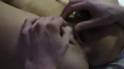 Ragazzi astuti hanno ingannato una ragazza dal seno piatto per farla partecipare a un gangbang e l'hanno filmato in soggettiva — screenshot 