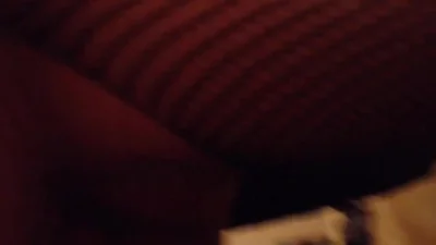 Mulher bêbada se entrega a dois sem tirar a meia-calça — captura 
