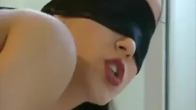 Bella ragazza si concede ai ragazzi nel culo e nella figa — screenshot 