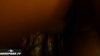 Donna grassa si mette a quattro zampe e scopa due uomini — screenshot 