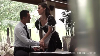 Magnifique femme de ménage baise son patron et son ami — capture 