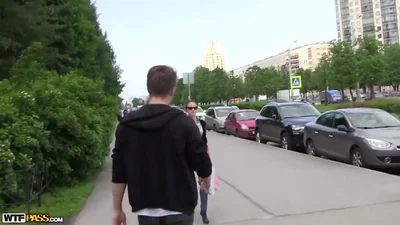 Dragueurs russes baisent une rousse dans une maison abandonnée — capture 