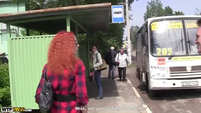 Dragueurs russes baisent une rousse dans une maison abandonnée — capture 