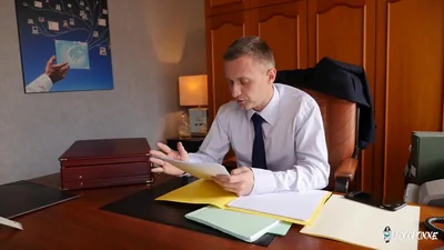 Il rettore ha aiutato uno studente a scopare un insegnante lussurioso con due cazzi — screenshot 