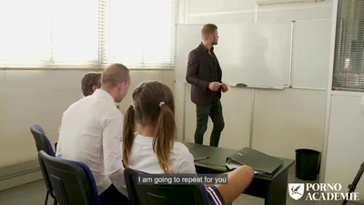 Studentessa prosperosa soddisfa gli uomini con la bocca e la figa bagnata — screenshot 