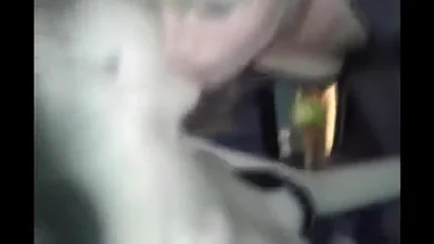 Prostituta a buon mercato fa un pompino sciatto a uno scambista arrapato — screenshot 
