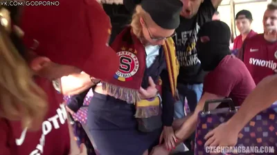 Fan ubriachi fanno un gangbang a un controllore dell'autobus — screenshot 