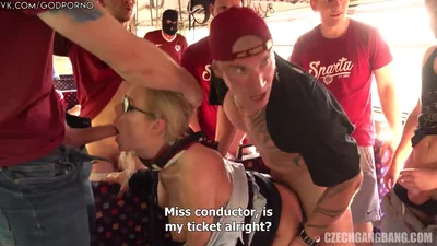Fan ubriachi fanno un gangbang a un controllore dell'autobus — screenshot 
