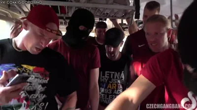 Fan ubriachi fanno un gangbang a un controllore dell'autobus — screenshot 