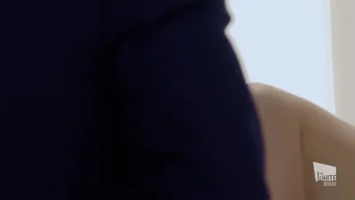 Dos hombres guapos se acuestan con una modelo de 18 años. — captura 