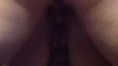 Dos sementales follan la vagina y la boca de la esposa de otro a un ritmo frenético. — captura 