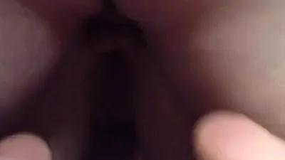 Dos sementales follan la vagina y la boca de la esposa de otro a un ritmo frenético. — captura 