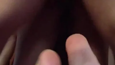 Dos sementales follan la vagina y la boca de la esposa de otro a un ritmo frenético. — captura 