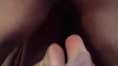 Dos sementales follan la vagina y la boca de la esposa de otro a un ritmo frenético. — captura 