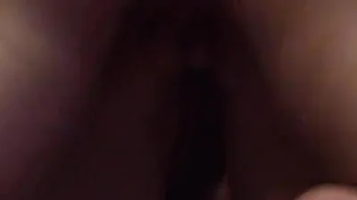Dos sementales follan la vagina y la boca de la esposa de otro a un ritmo frenético. — captura 