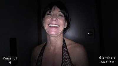 Donna matura senza vergogna succhia cazzi che spuntano dai buchi nei muri di un sex club — screenshot 