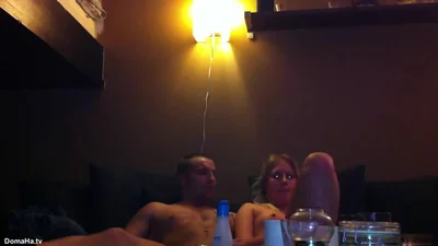 Rubia monta la polla dura de su pareja y le hace una mamada a su amigo — captura 