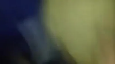 Deux hommes noirs violent brutalement une jeune femme sexy en string. — capture 