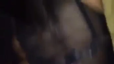 Deux hommes noirs violent brutalement une jeune femme sexy en string. — capture 