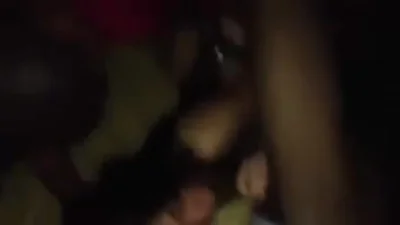 Deux hommes noirs violent brutalement une jeune femme sexy en string. — capture 