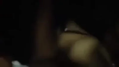 Deux hommes noirs violent brutalement une jeune femme sexy en string. — capture 