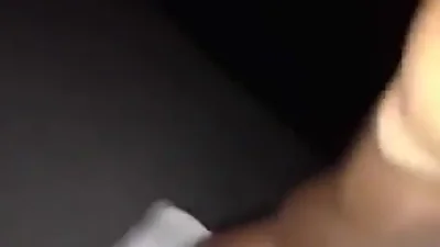 Deux hommes noirs violent brutalement une jeune femme sexy en string. — capture 