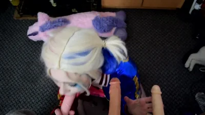 Cosplayer en medias rotas folla con penes de goma — captura 