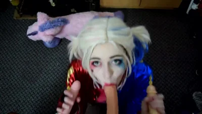 Cosplayer en medias rotas folla con penes de goma — captura 
