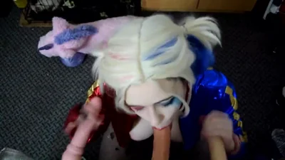 Cosplayer en medias rotas folla con penes de goma — captura 