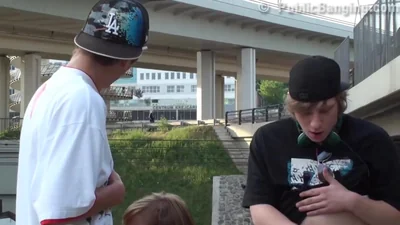 Jeune fille baise deux amis sous un pont — capture 