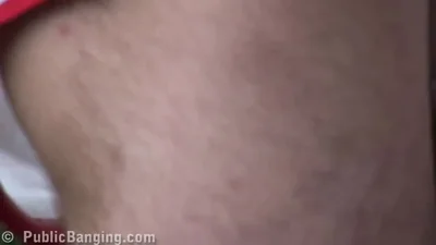 Jeune fille baise deux amis sous un pont — capture 
