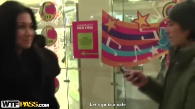 En un baño público, un seductor penetra la boca y la vagina de una zorra. — captura 