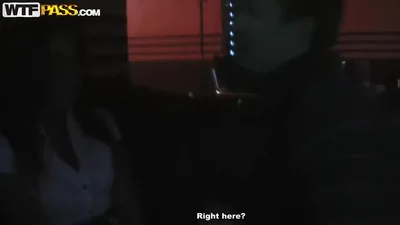 En un baño público, un seductor penetra la boca y la vagina de una zorra. — captura 