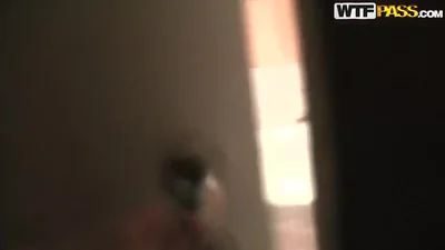 En un baño público, un seductor penetra la boca y la vagina de una zorra. — captura 